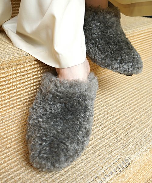 HYKE＞FAUX SHEARLING WEDGE PUMPS | MAKES ONLINE STORE