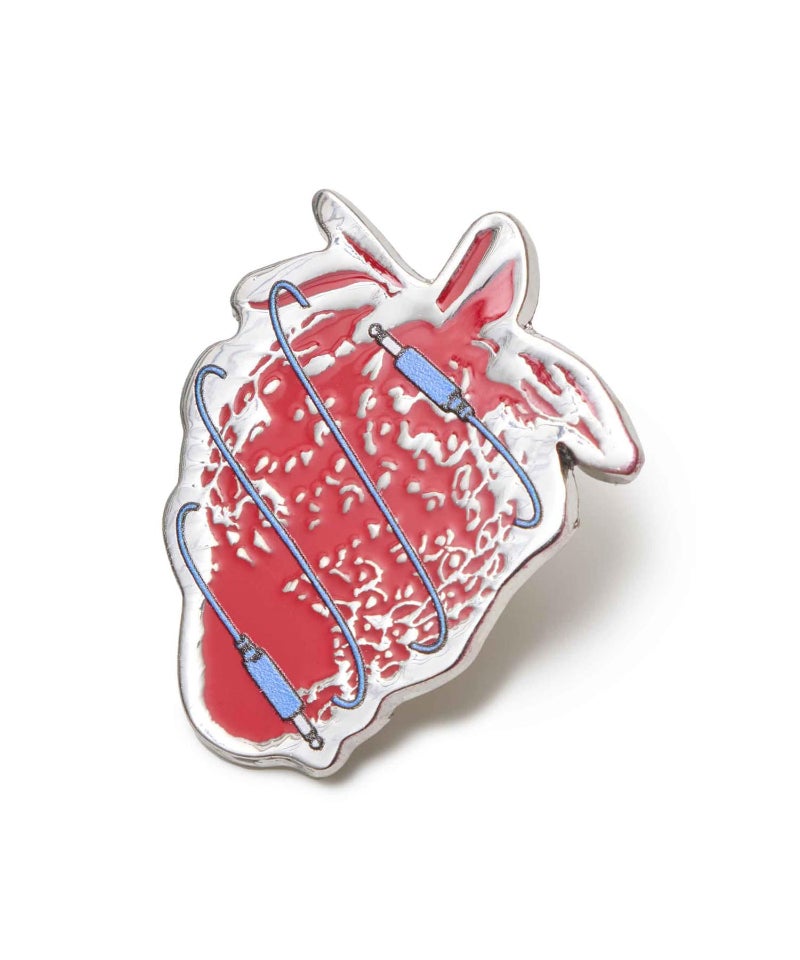 ＜UNDERCOVER＞PINS STRAWBERRY