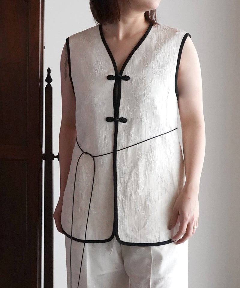 Mame Kurogouchi＞Raised Jacquard Frog Button Vest | MAKES ONLINE STORE